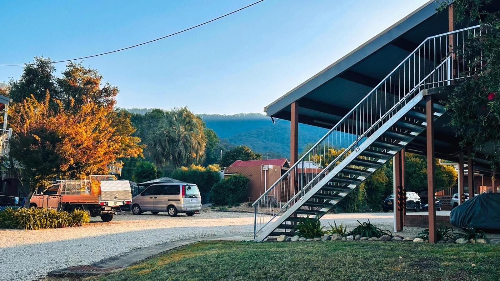 Mountain Creek Motel Bar&Restaurant Mount Beauty Exterior foto