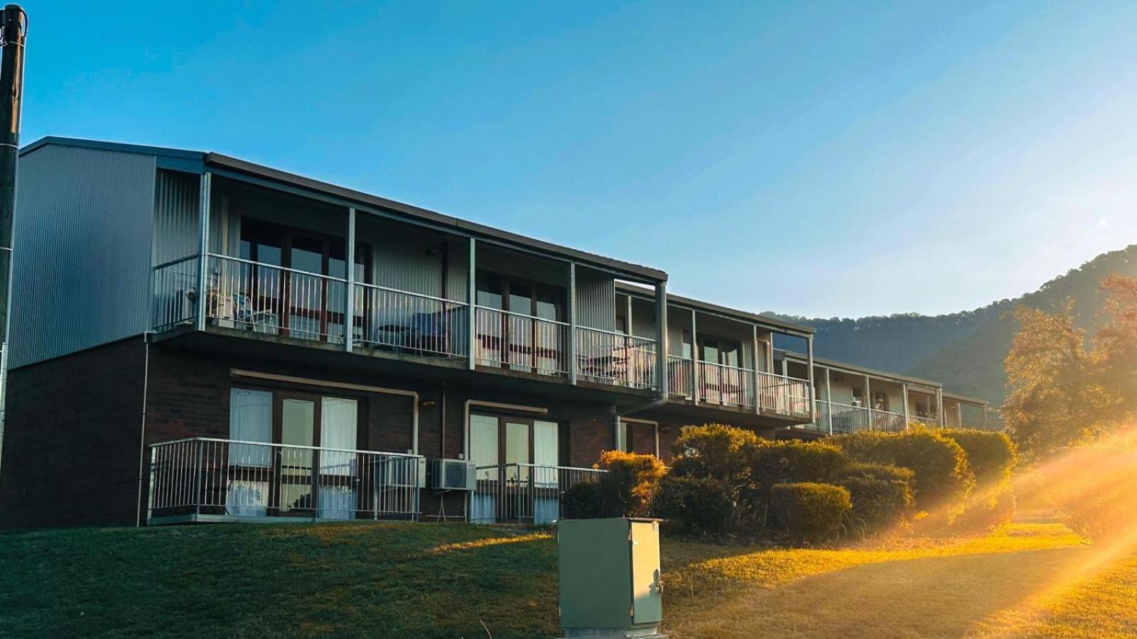 Mountain Creek Motel Bar&Restaurant Mount Beauty Exterior foto